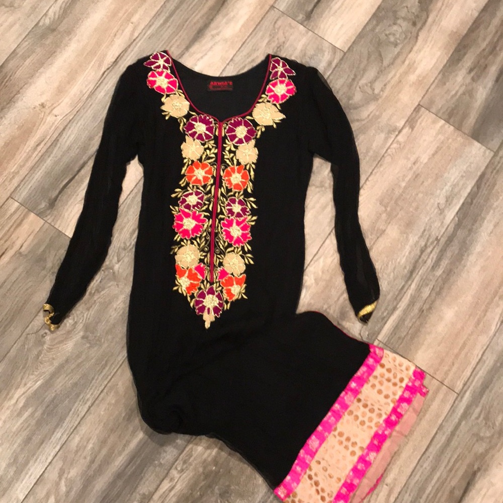 Long kameez with dupatta. 2 piece. Sheet sleeves.